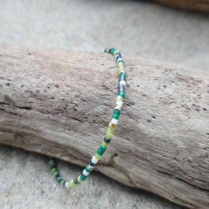 Bracelet simple rang – Type aléatoire – minis perles sur câble fin –  Chlorophylle – Vert, Ecru,  Ardoise et Marbré