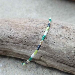 Bracelet simple rang – Type 3 – minis perles sur câble fin –  Chlorophylle – Vert, Ecru,  Ardoise et Marbré