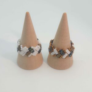 Bague Ecailles de Dragon simple perles carrées – Himalaya  – Perles carrées – Blanc mat, Bronze et Marbré – taille S