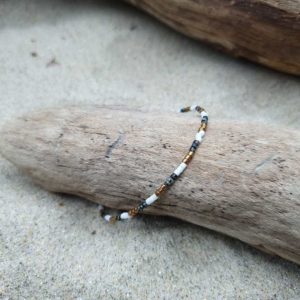 Bracelet simple rang – Type 3 – minis perles sur câble fin –  Himalaya – Blanc mat, Bronze et Marbré