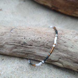 Bracelet simple rang – Type 7 – minis perles sur câble fin –  Himalaya – Blanc mat, Bronze et Marbré