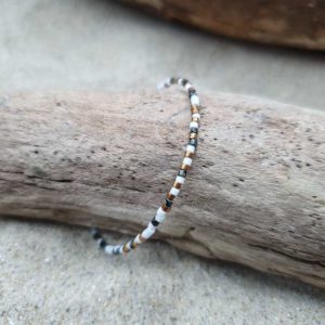 Bracelet simple rang – Type aléatoire – minis perles sur câble fin – Himalaya – Blanc mat, Bronze et Marbré