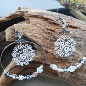 Boucles oreilles Rondes -Himalaya –  Minis perles tissage fleurs  – Blanc mat, Bronze et Marbré –  estampe fleur blanche
