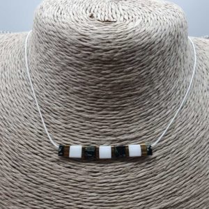 Collier Rectangle – Himalaya – perles carrées – Blanc mat, Doré, et Marbré