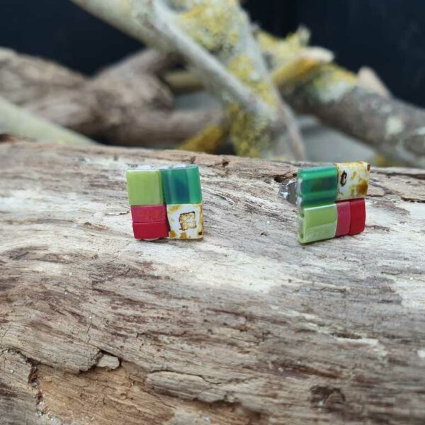 Boucles oreilles Puces – Perles carrées  – Berlingot – Perles carrées – Ecru, Corail, Brique, Vert amande, Vert foncé, et Marbré