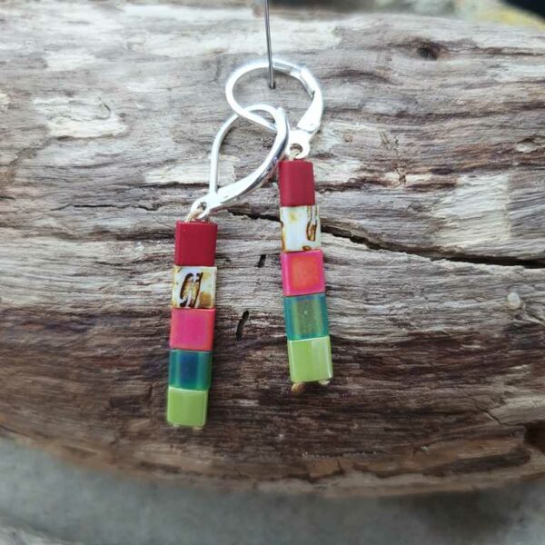 Boucles oreilles Pendantes – BERLINGOT – Perles carrées – Ecru, Corail, Brique, Vert amande, Vert foncé, et Marbré