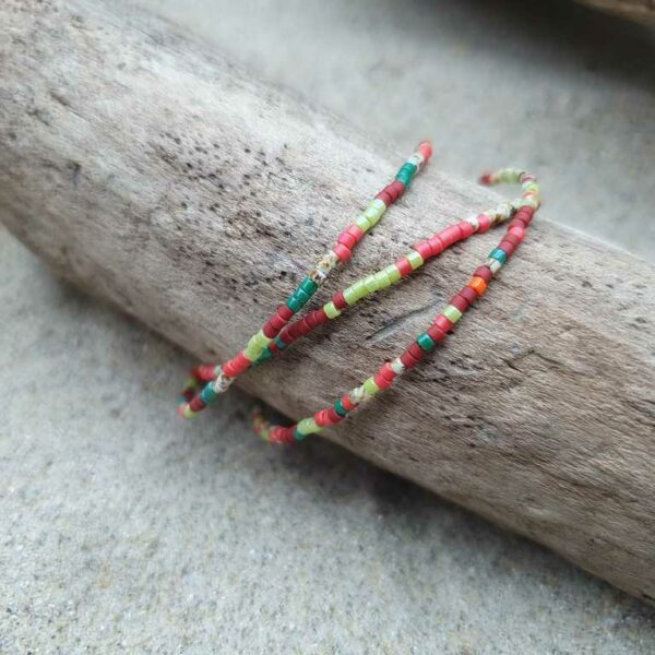 Bracelet simple rang – lot de 3- minis perles sur câble fin – Berlingot – Ecru, Corail, Brique, Vert amande, Vert foncé, et Marbré
