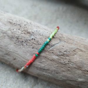Bracelet simple rang – Type 7 – minis perles sur câble fin – Berlingot – Ecru, Corail, Brique, Vert amande, Vert foncé, et Marbré