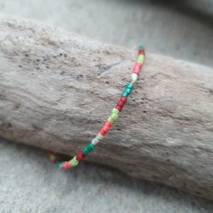 Bracelet simple rang – Type 3 – minis perles sur câble fin – Berlingot – Ecru, Corail, Brique, Vert amande, Vert foncé, et Marbré