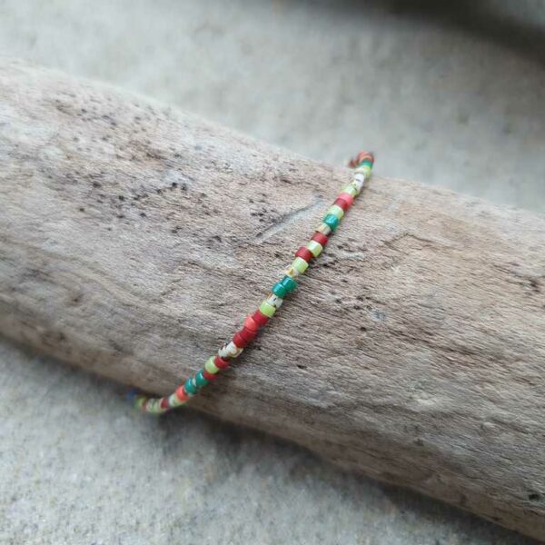 Bracelet simple rang – Type Aléatoire  – minis perles sur câble fin – Berlingot – Ecru, Corail, Brique, Vert amande, Vert foncé, et Marbré