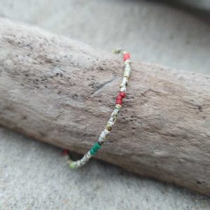 Bracelet simple rang – Type 3bis – minis perles sur câble fin – Berlingot – Ecru, Corail, Brique, Vert amande, Vert foncé, et Marbré