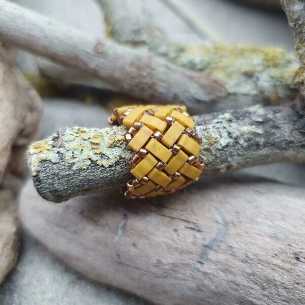 Bague Ecailles de Dragon double perles carrées – Uni – Perles carrées – Ocre – taille M