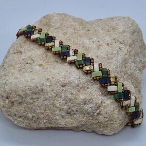 Bracelet  Ecailles de Dragon Simple- Perles carrées – Chlorophylle – Vert,  Ecru,  Ardoise et Ecru marbré