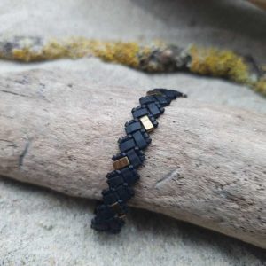 Bracelet  Ecailles de Dragon Simple – Perles carrées – Uni – Noir mat et Doré