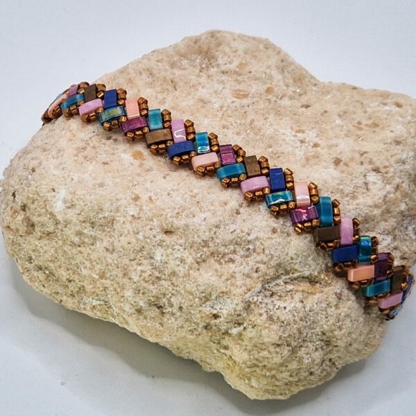 Bracelet Ecailles de Dragon Simple- Perles carrées – Camélia – Rose, Mauve, Ardoise et une pointe de Doré