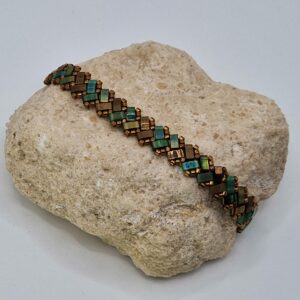 Bracelet  Écailles de Dragon Simple- Perles carrées – Jade – Camaïeu de verts mat, métallic et une pointe de Doré