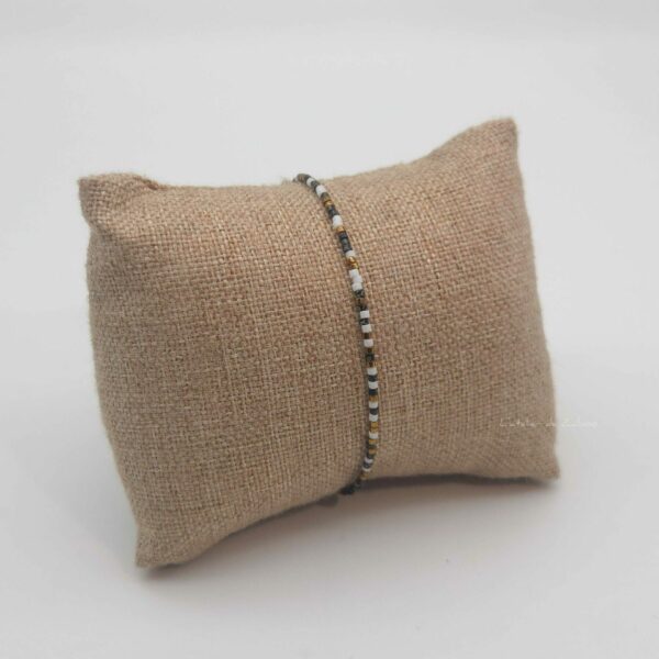 Bracelet simple rang – minis perles sur câble – Himalaya