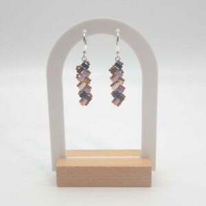 Boucles d’Oreilles Pendantes Perles carrées Ecailles de Dragons – La Vie en Rose – Rose Ecru Ardoise et Doré