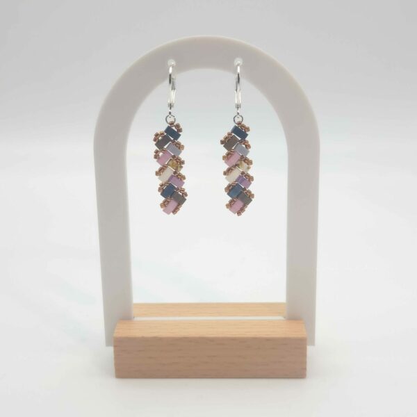 Boucles d’Oreilles Pendantes Perles carrées Ecailles de Dragons – La Vie en Rose – Rose Ecru Ardoise et Doré