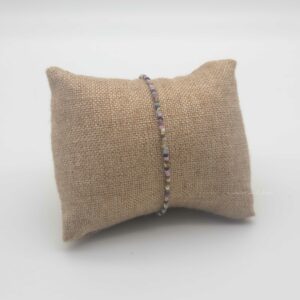 Bracelet simple rang – minis perles sur câble – La vie en rose