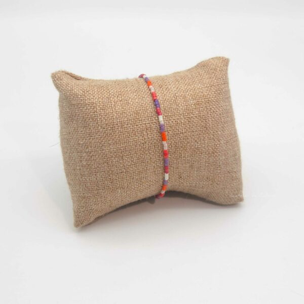 Bracelet simple rang – minis perles sur câble – Sucre d’orge
