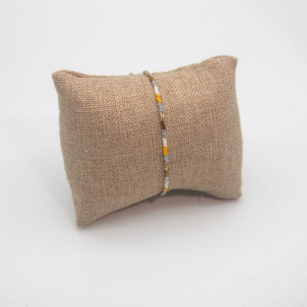 Bracelet simple rang – minis perles sur câble – Naturel