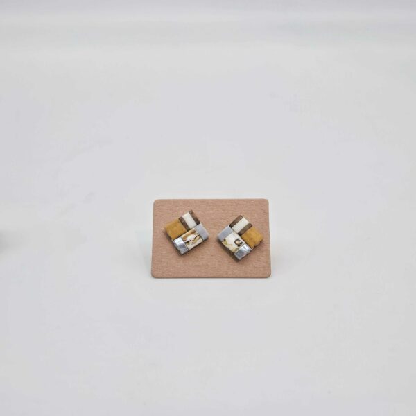 Boucles oreilles Puces – Perles carrées – Naturel