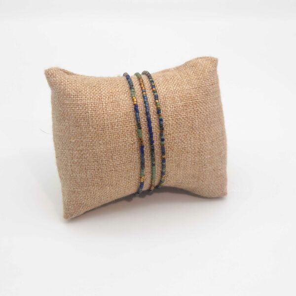 Ensemble de bracelets simple rang – minis perles sur câble – Plume de paon