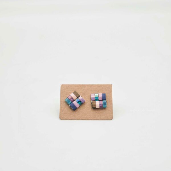 Boucles oreilles Puces – Perles carrées – Hortensia